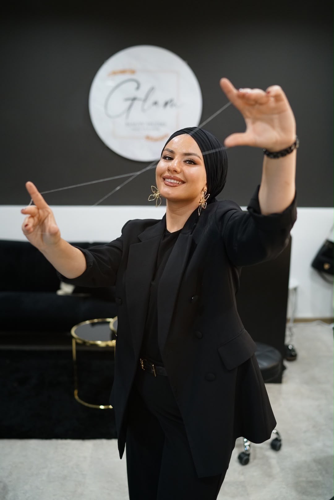Büsra demonstriert die präzise Führung eines Fadens im Glam Beauty Studio