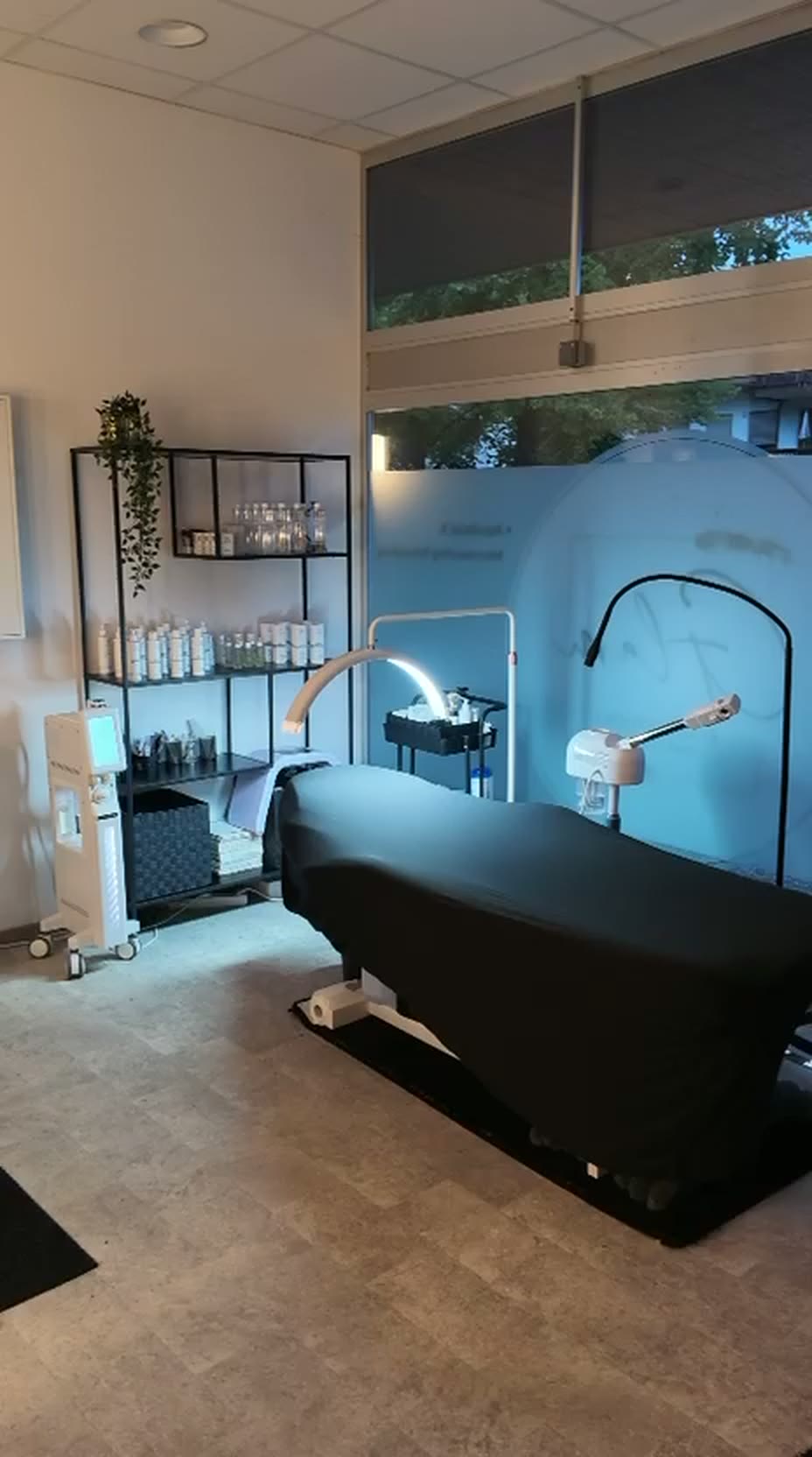 Einblick in den Behandlungsraum des Glam Beauty Studios