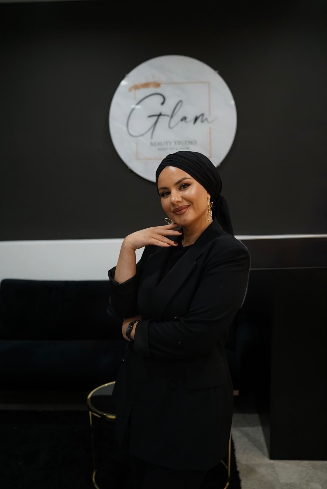 Büsra Cekerek im Glam Beauty Studio unter dem Studio-Logo