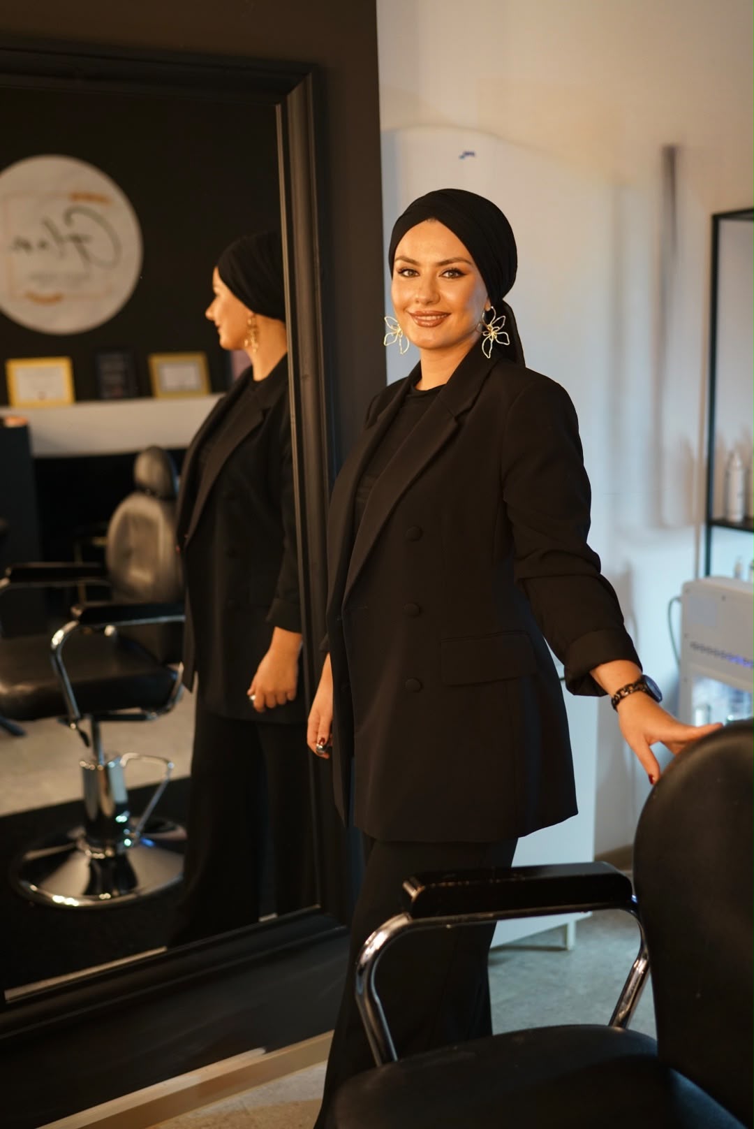Büsra im Glam Beauty Studio vor einem großen Spiegel