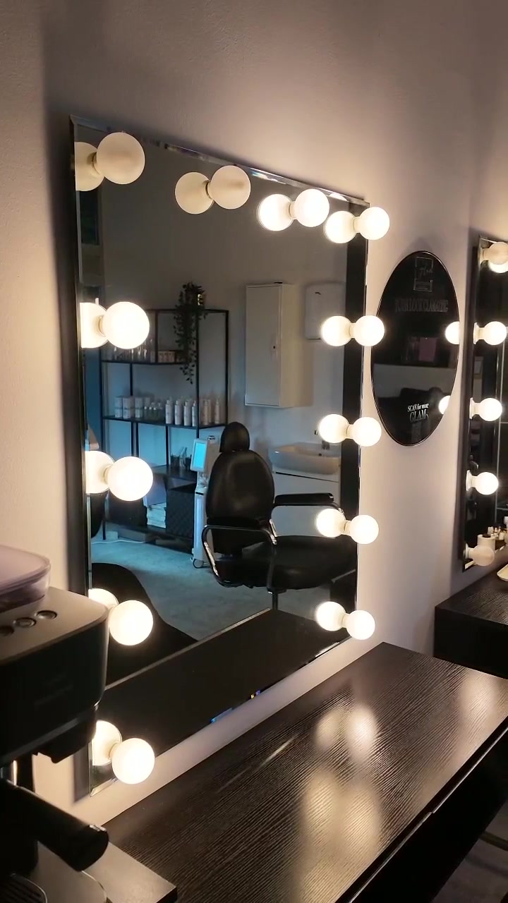 Glam Beauty Studio – beleuchtete Vanity-Spiegel und Behandlungsplätze im Studio